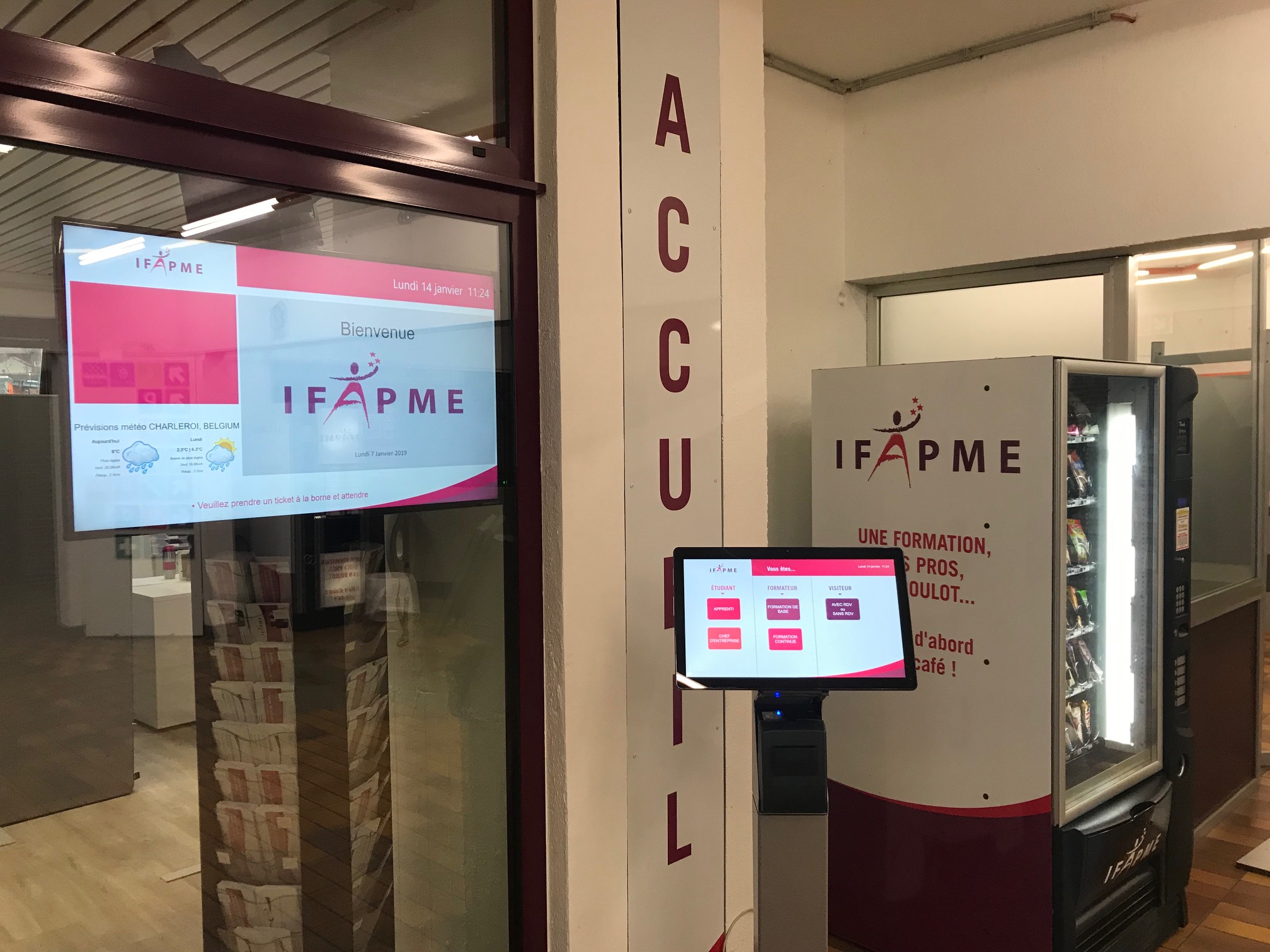 Ecran d'affichage et borne de prise de tickets pour l'IFAPME de Charleroi