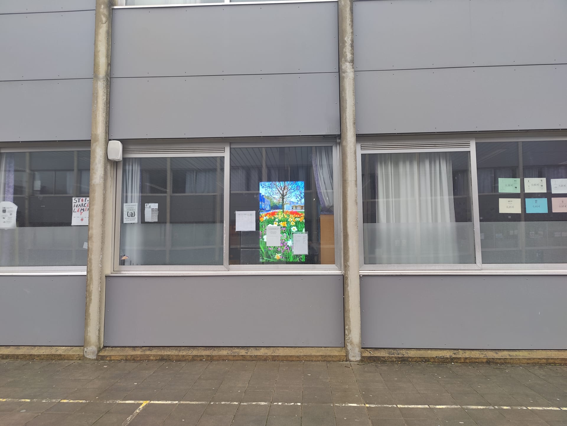 Ecran communication interne école Mariette Delahaut à Namur