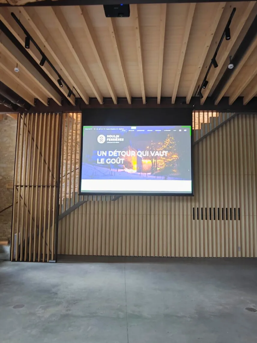 Toile de projection et projecteur au Moulin de Ferri&egrave;res &agrave; H&eacute;ron