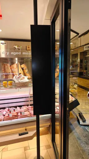 &Eacute;cran vitrine ultra lumineux vu de c&ocirc;t&eacute; boucherie Maison Leblanc &agrave; Li&egrave;ge