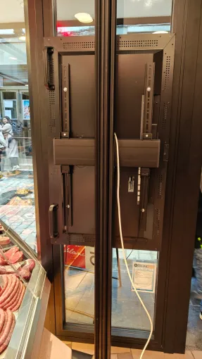&Eacute;cran vitrine ultra lumineux vu de dos boucherie Maison Leblanc &agrave; Li&egrave;ge