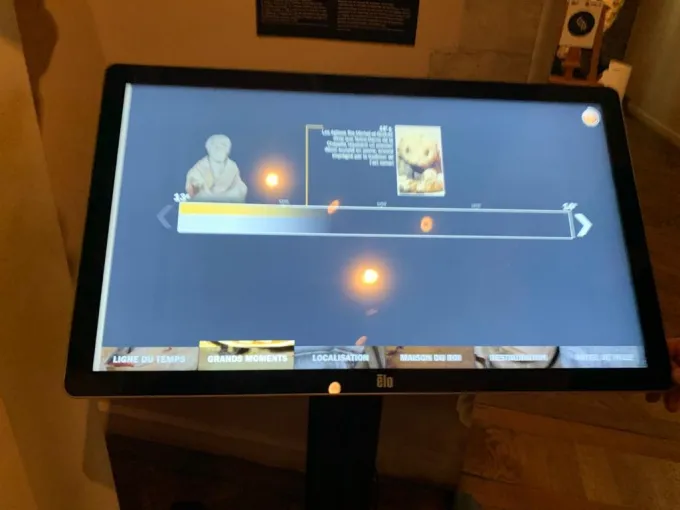 borne tactile mus&eacute;e