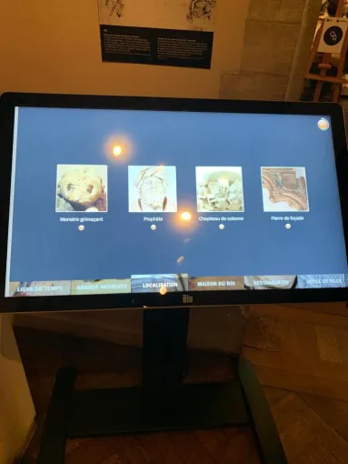borne tactile mus&eacute;e