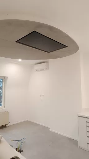 Ecran au-dessus du fauteuil du patient chez dentiste