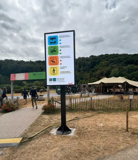 Ecran led sur poteau domaine des Grottes de Han