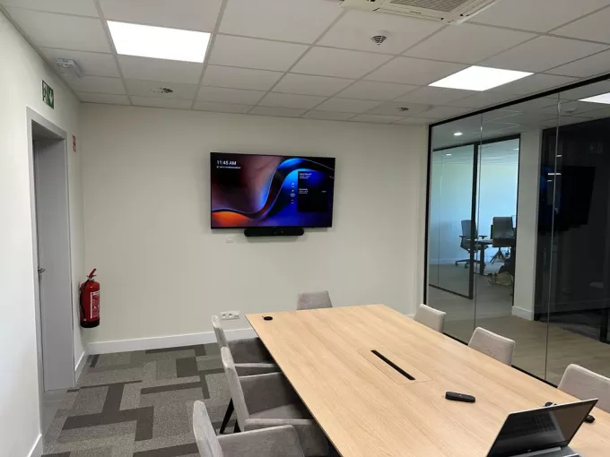 Am&eacute;nagement salle de r&eacute;union avec visioconf&eacute;rence Weerts