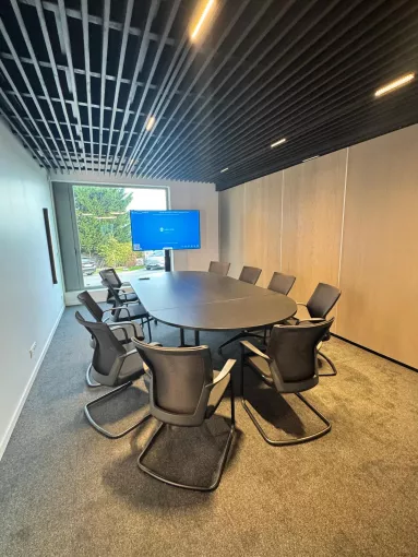 Salle de r&eacute;union avec &eacute;cran sur roulette BCW
