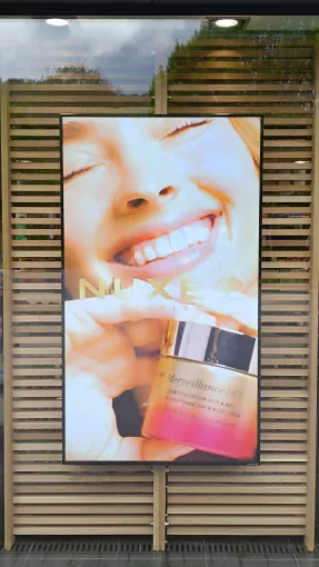 ecran-vitrine-pharmacie-constandt-wepion-portrait