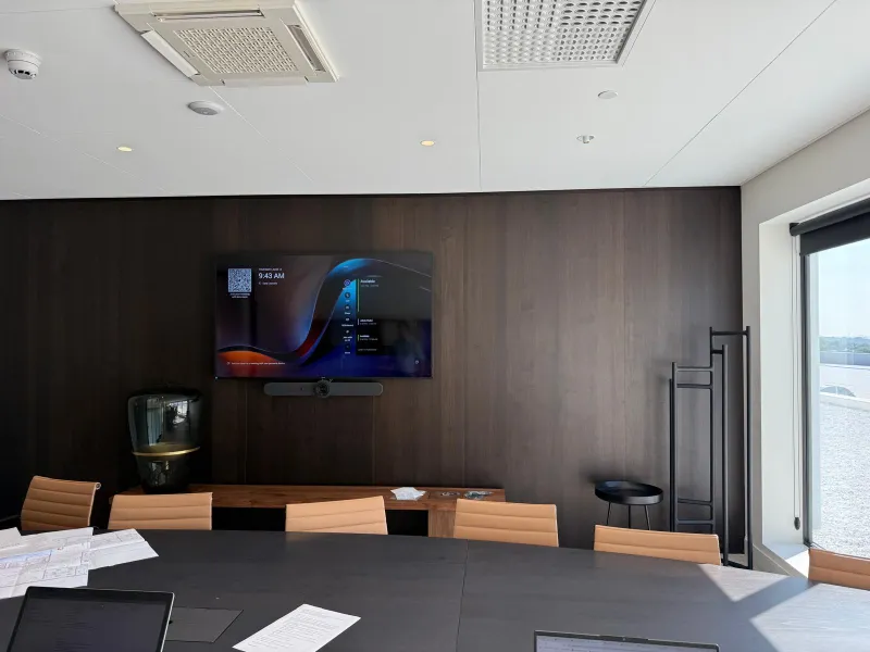 Salle de r&eacute;union &eacute;quip&eacute; d'un &eacute;cran avec barre de visioconf&eacute;rence chez Weerts