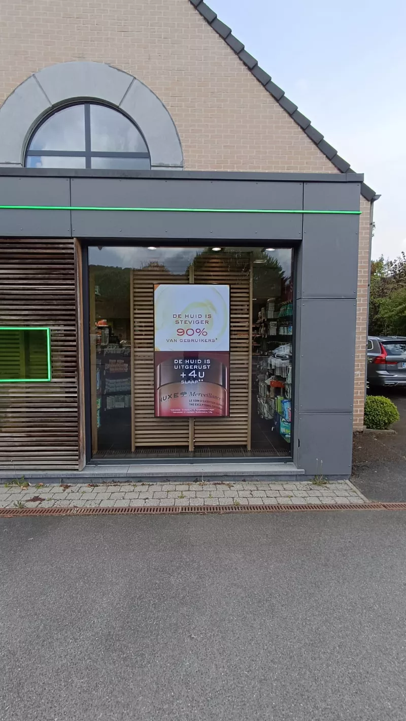 ecran-vitrine-pharmacie-constandt-wepion-portrait