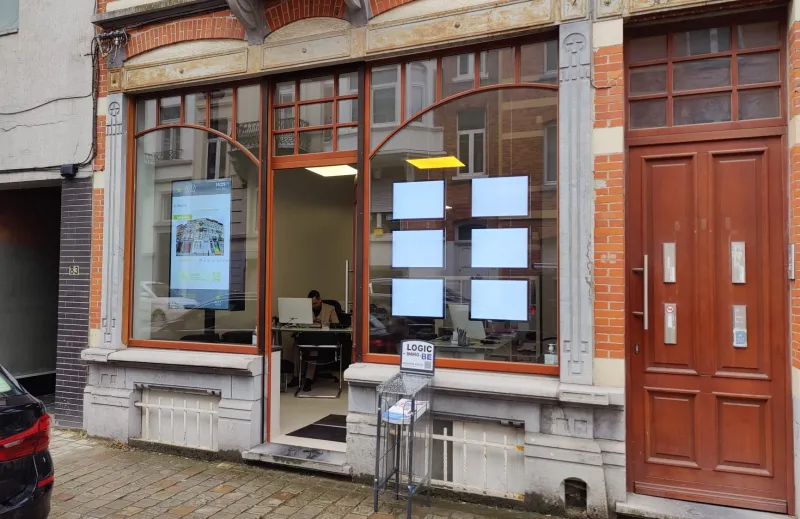 Nouvelles affiches LED en agence immobili&egrave;re &agrave; Bruxelles