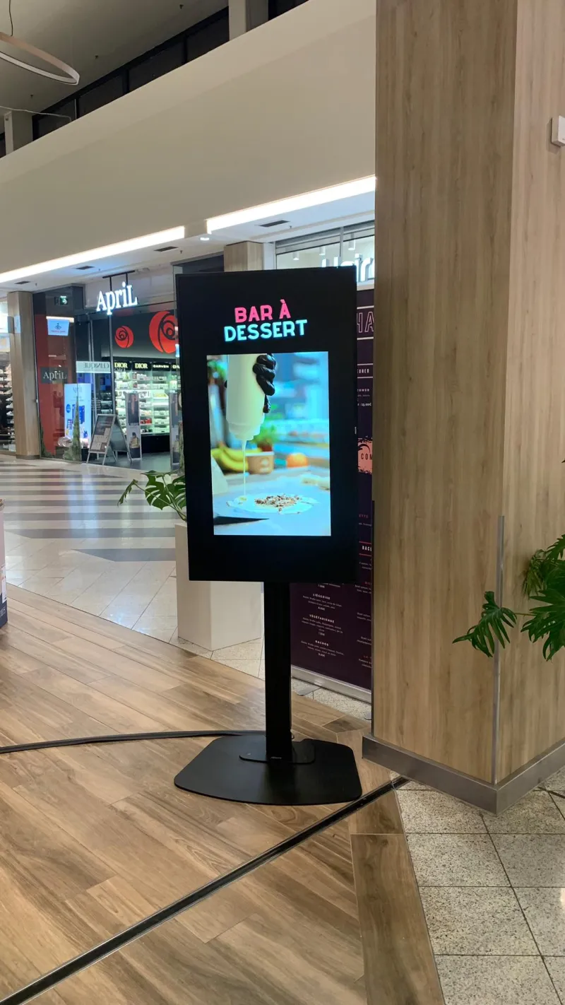 &Eacute;cran d'affichage dynamique avec support dans un centre commercial