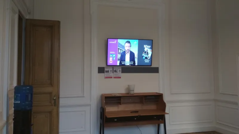 Ecran d'affichage num&eacute;rique en salle d'attente notariale