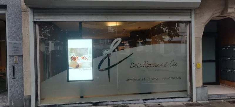 Ecran en vitrine et lettrage pour un courtier en assurances