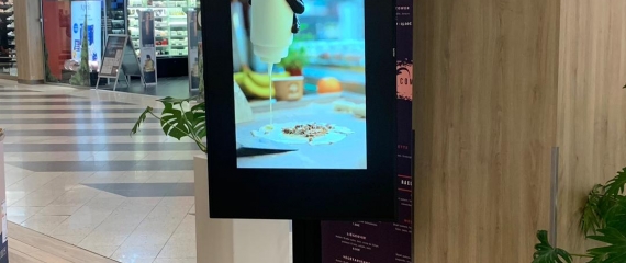 Écran d'affichage dynamique avec support dans un centre commercial