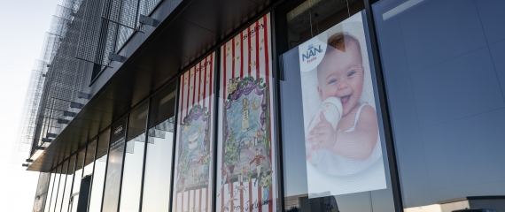 Écran LED vitrine installé chez Extrapharm à Waremme