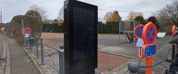 2 Totems outdoor installés sur la place de Montigny-le-tilleul