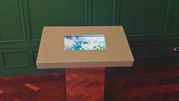 &Eacute;cran tactile de 24 pouces int&eacute;gr&eacute; dans un pupitre au mus&eacute;e de l'H&ocirc;tel de Ville de Mons