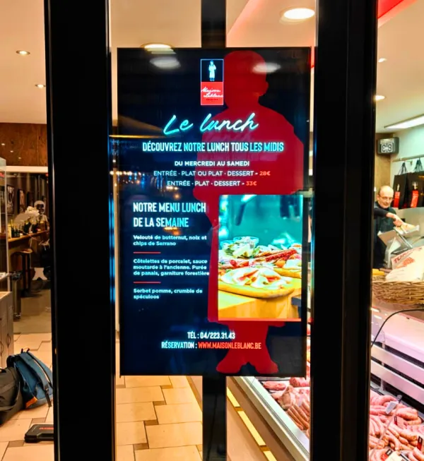 Ecran vitrine ultra lumineux boucherie Li&egrave;ge