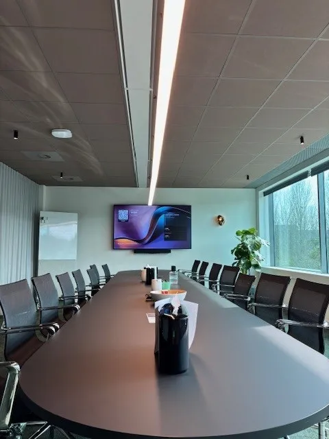 &Eacute;cran pour une salle de r&eacute;union connect&eacute;e