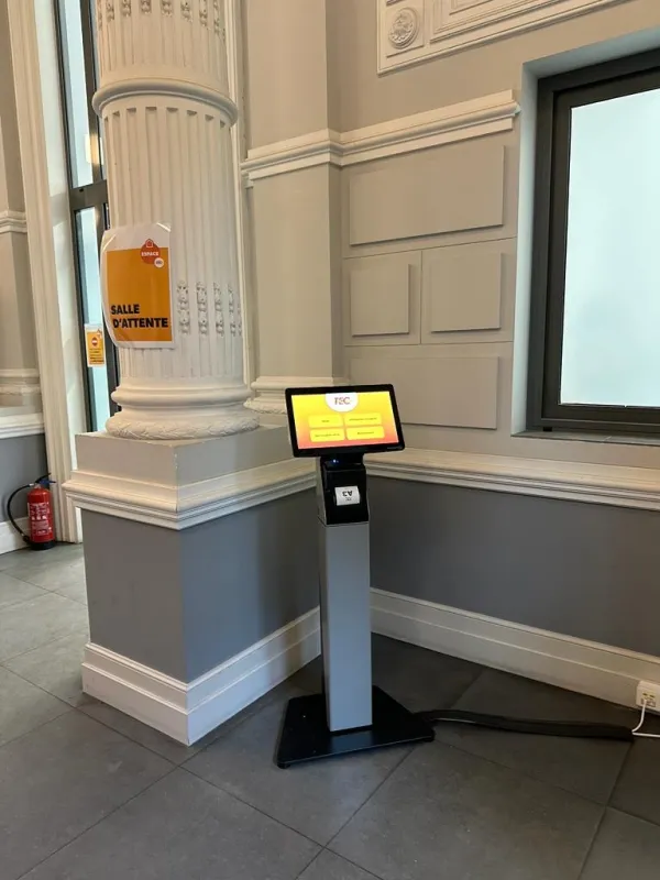 Borne tactile salle attente