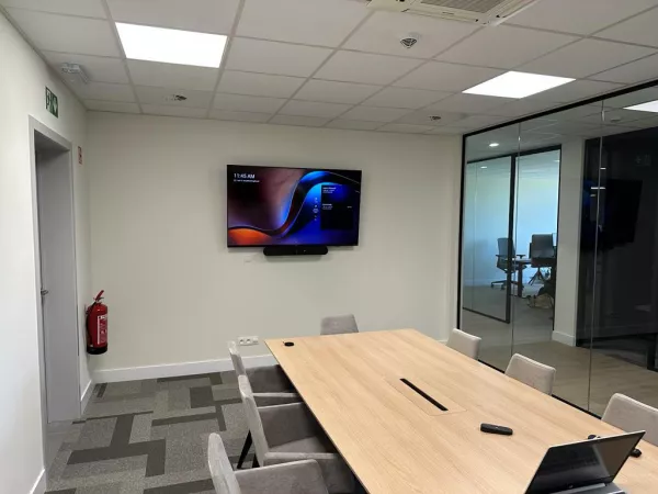 Am&eacute;nagement salle de r&eacute;union avec visioconf&eacute;rence Weerts