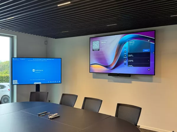 Salle de r&eacute;union &eacute;crans et syst&egrave;me de visioconf&eacute;rence 
